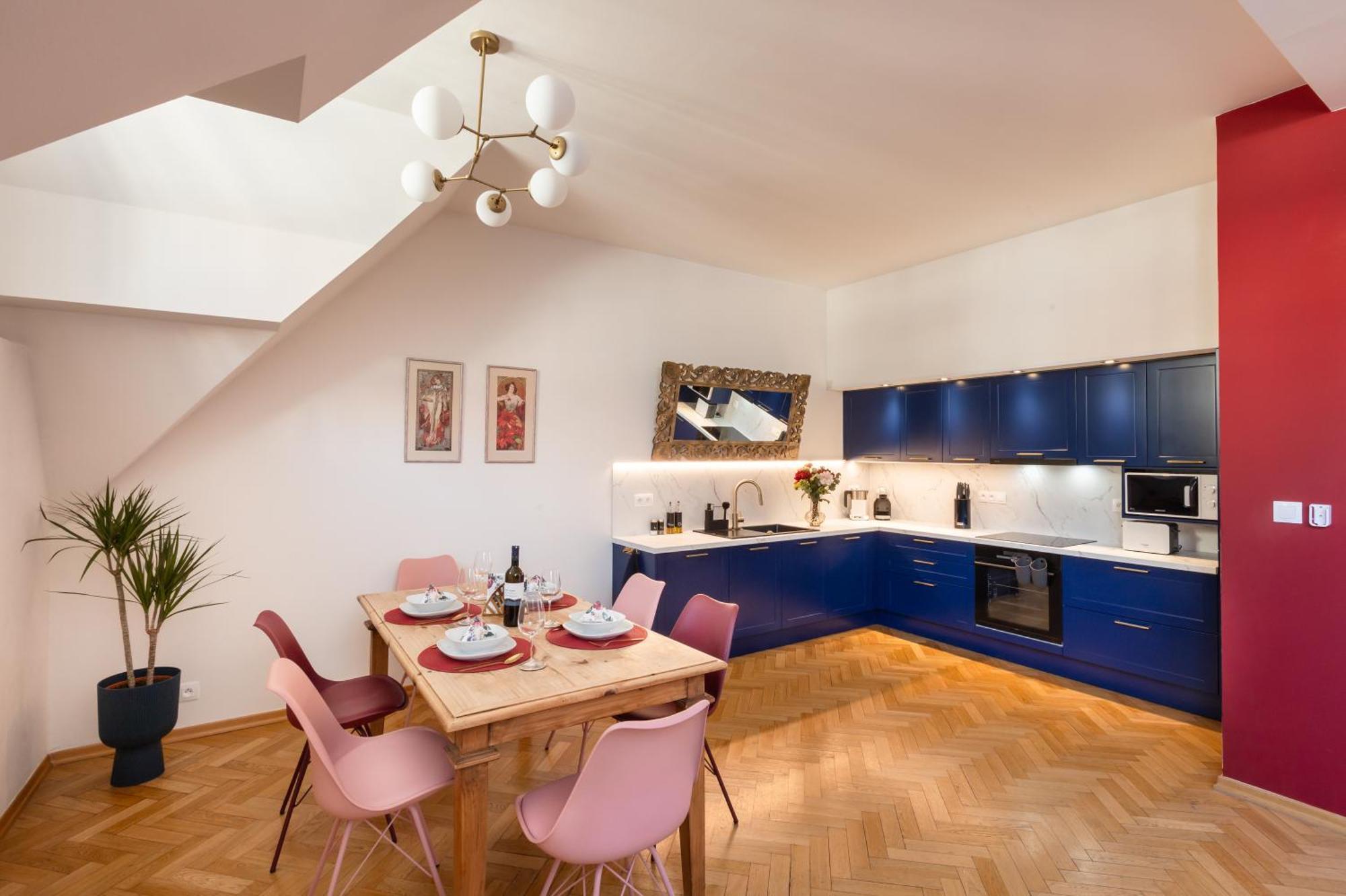 Decadent Art Deco Balcony Apartment In Old Town Prague Exterior photo