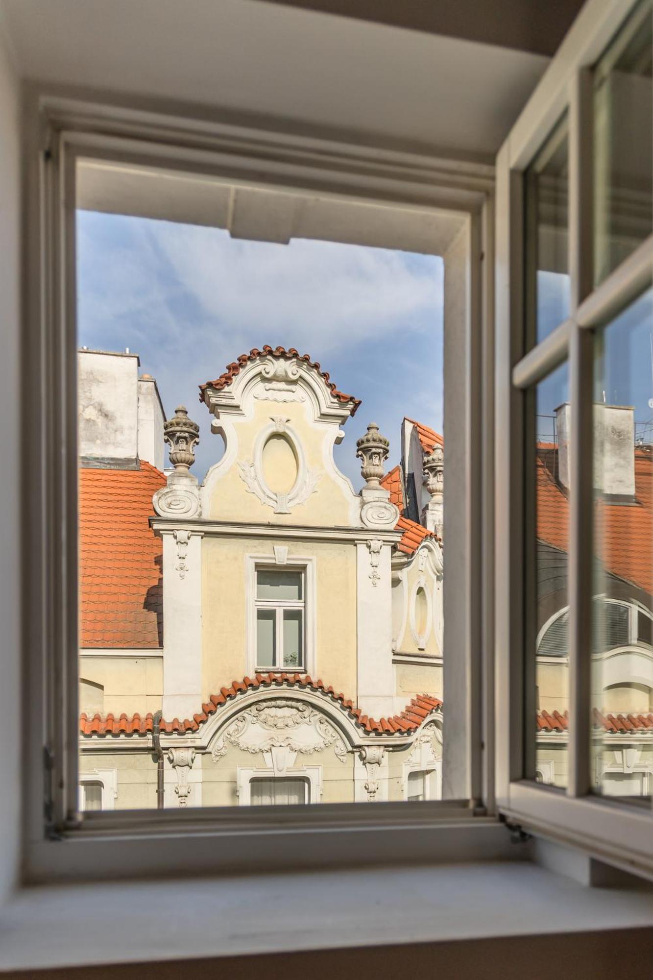 Decadent Art Deco Balcony Apartment In Old Town Prague Exterior photo